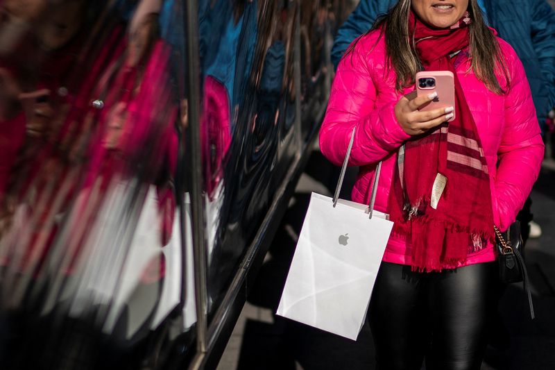 US household net worth rebounds to record high in second quarter, Fed data shows