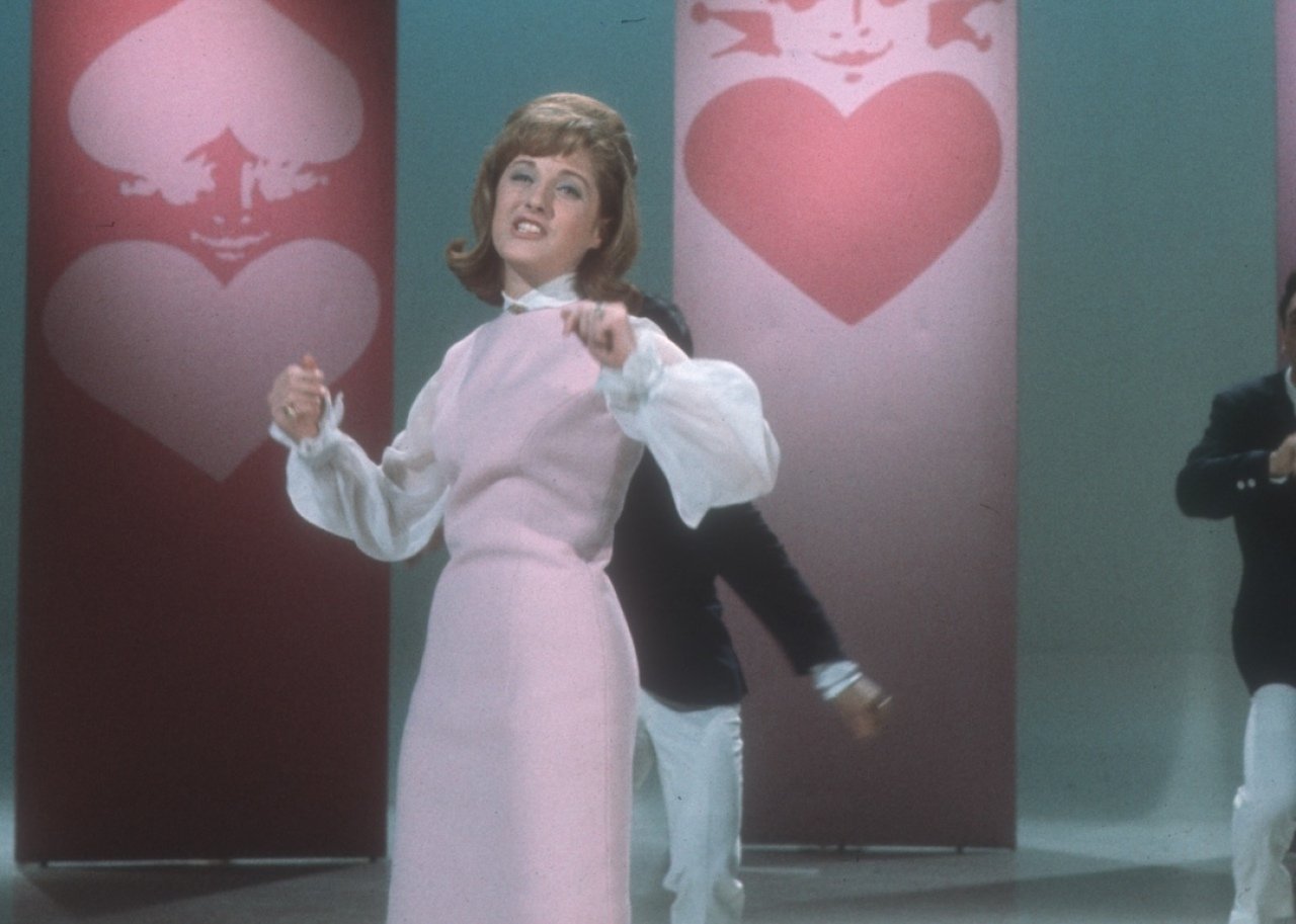 Lesley Gore performing a song.