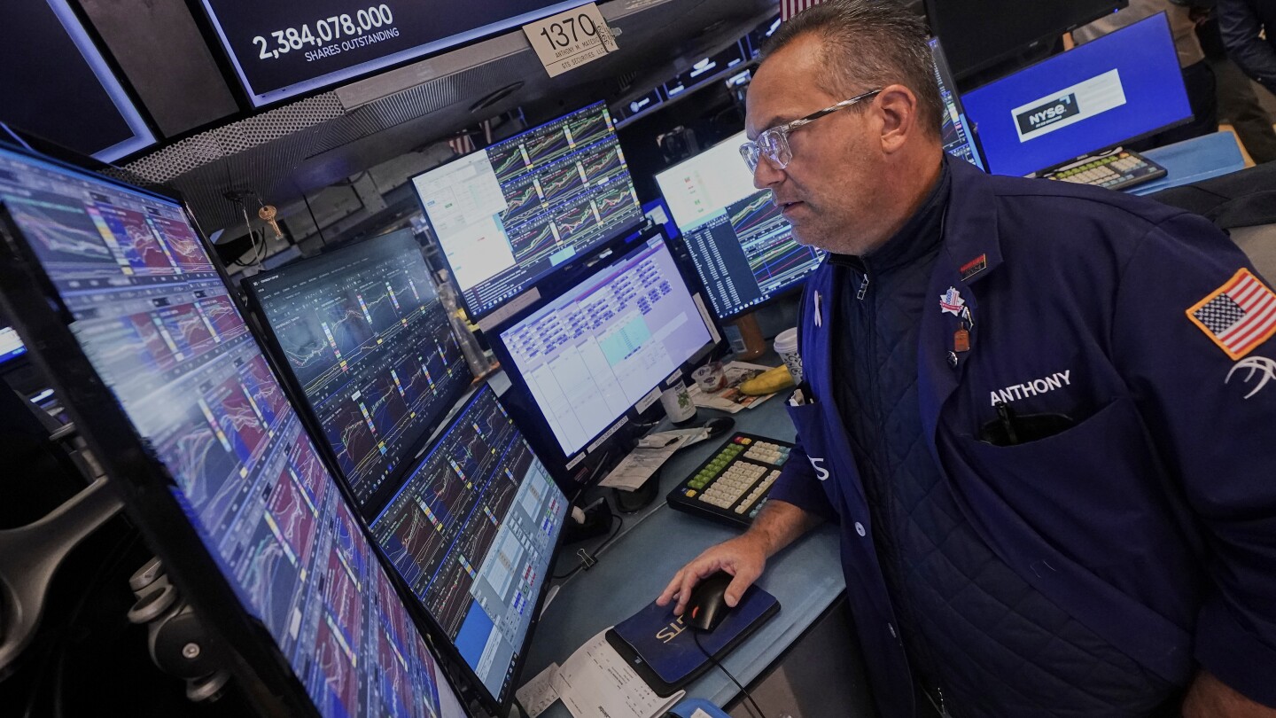 Asian shares trade mixed after Wall Street sets new records