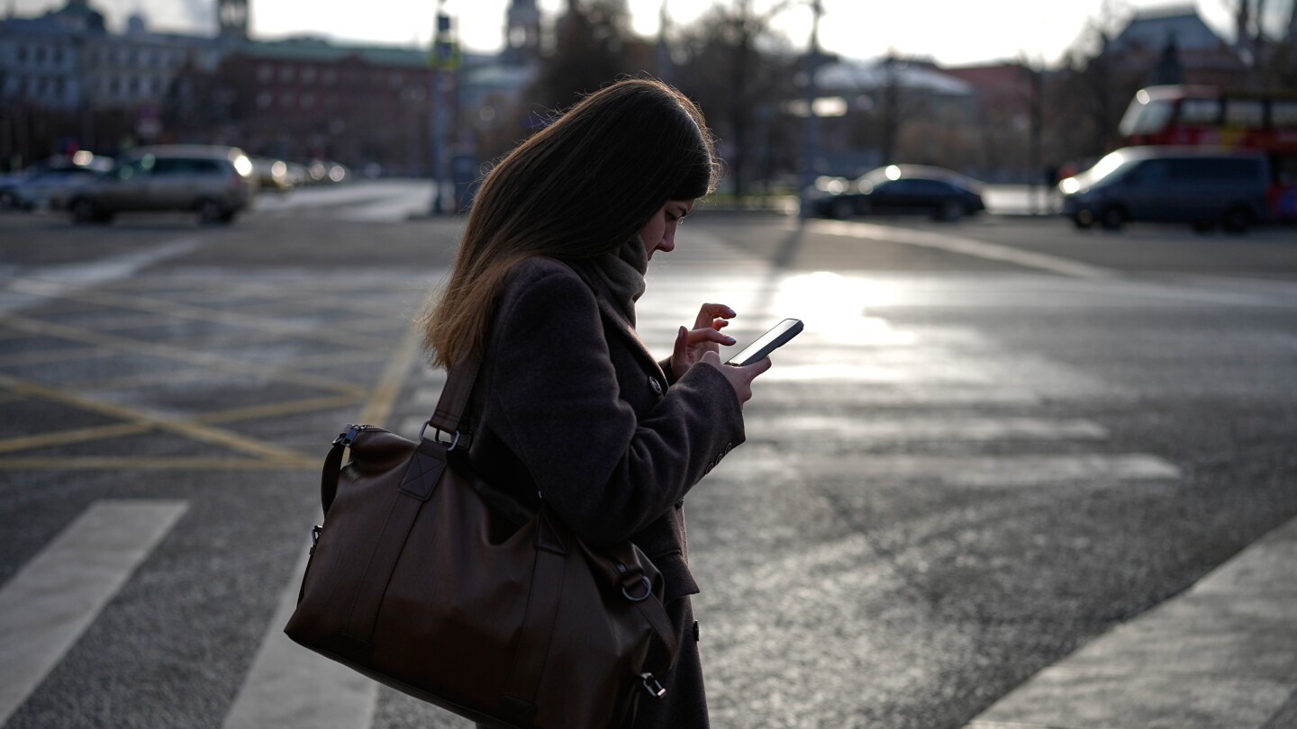 Russians endure daily digital disruptions from wartime cellphone internet outages