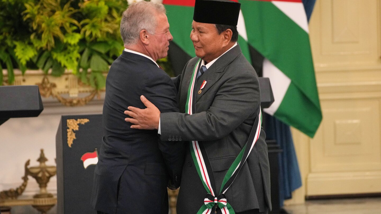 Jordan’s king and Indonesia’s leader hold talks on economic ties and Gaza