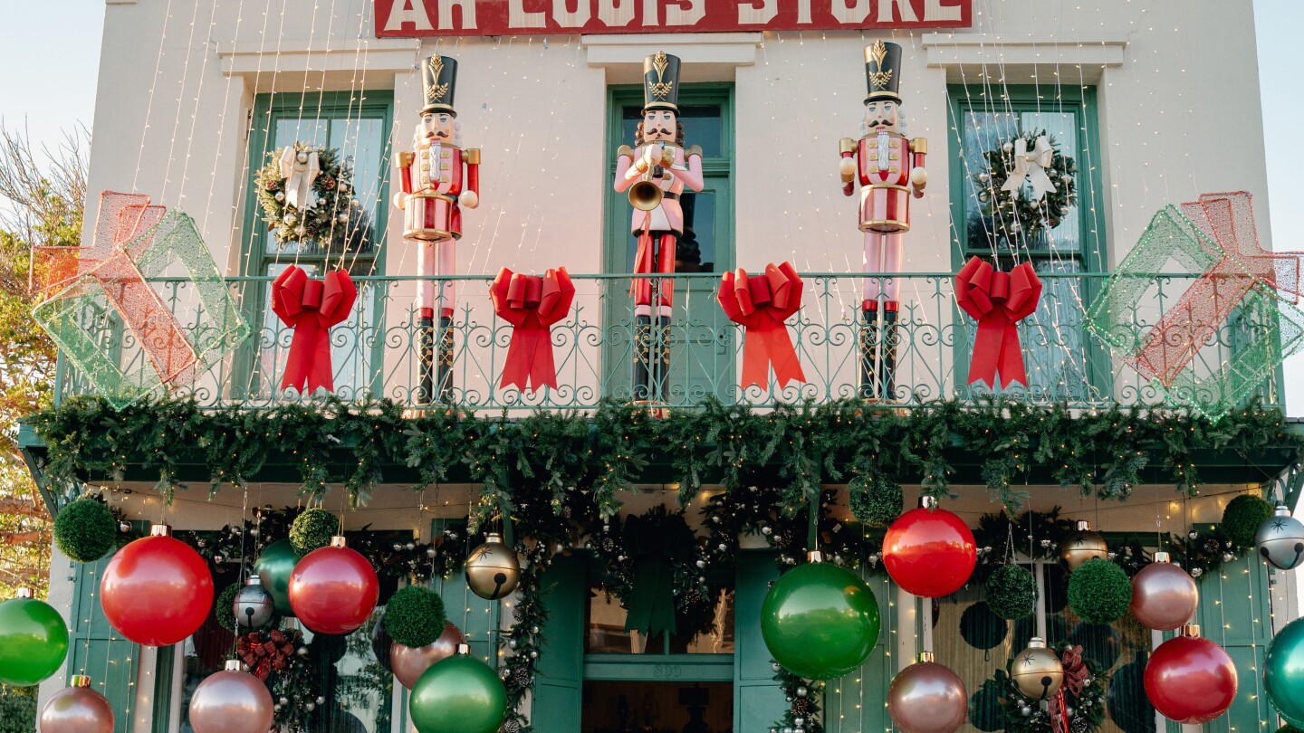 How tariffs and the US economy are affecting holiday shopping in 2025